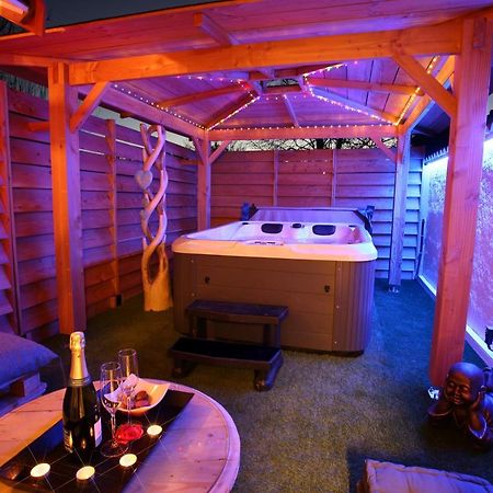Lovina Chambre De Charme Avec Jaccuzi Velaux Esterno foto